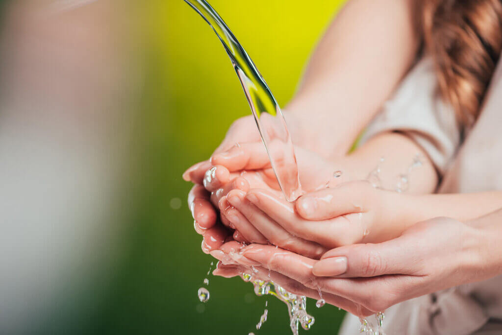 Wasser ist Leben 1 Wasser läuft durch Hände, Wasser ist Leben, Nutrimen