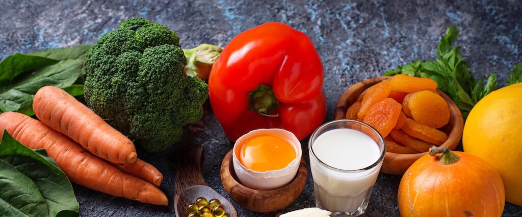 Vitamin A reiche Lebensmittel wie Karotten, Paprika, Kürbis, Eigelb und Milchprodukte als natürliche Quellen für Retinol und Beta-Carotin