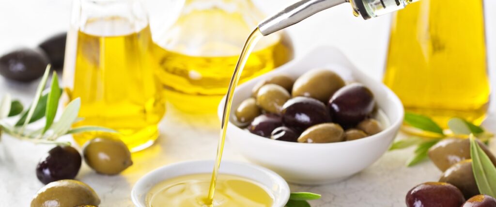 Olivenöl und Oliven als natürliche Quellen von Vitamin E