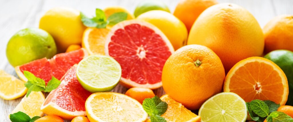 Vitamine aus frischen Zitrusfrüchten wie Orangen, Grapefruit, Zitronen und Limetten.